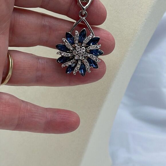 Sapphire CZ’ large flower pendant on a long 21” rope chain - Picture 2 of 10